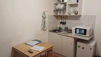 Economy-Studio, Erdgeschoss | Eigene Kochnische | Kühlschrank, Mikrowelle, Herdplatte, Wasserkocher mit Kaffee-/Teezubehör
