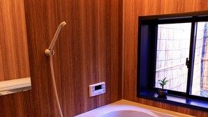 Maison (Private Vacation) | Salle de bain | Baignoire et douche séparées, articles de toilette (gratuits)