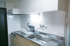 House | Private kitchenette | Fridge, microwave, stovetop, coffee/tea maker - IMADEGAWA Kyoto (Kyoto)