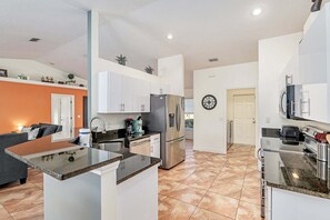 House, 3 Bedrooms | Private kitchen