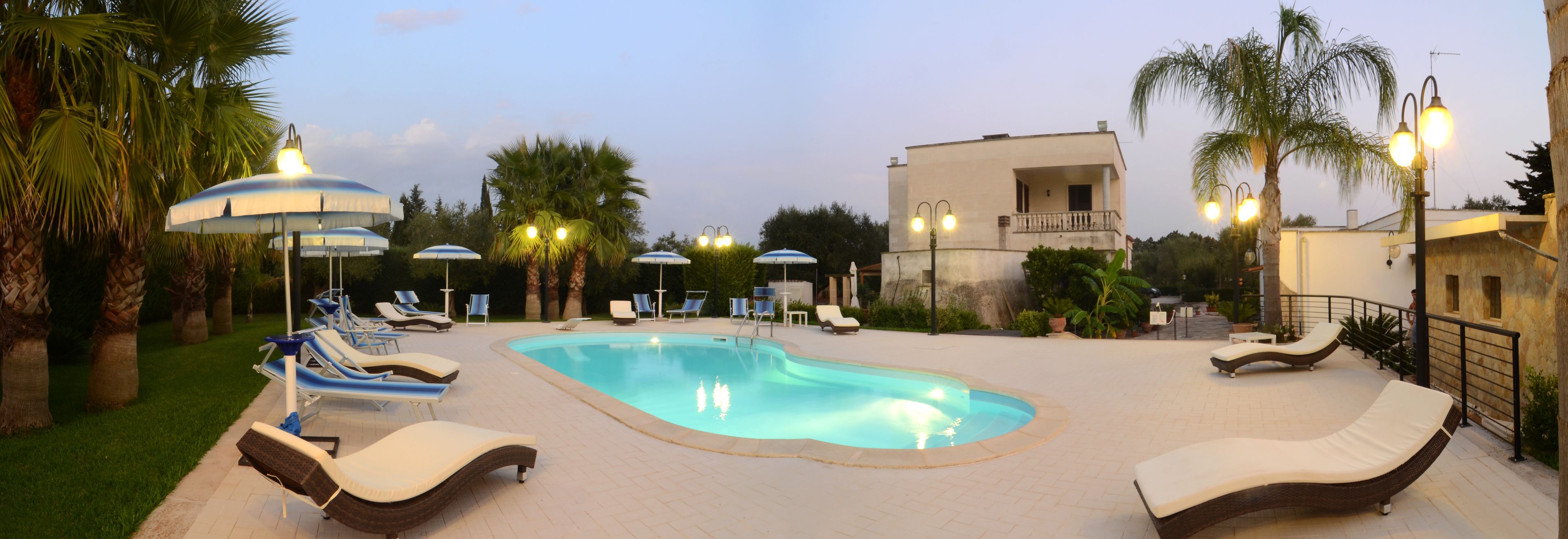 Una piscina al aire libre de temporada, sombrillas