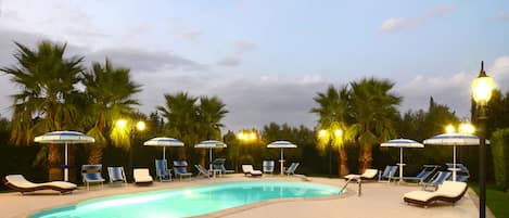 Piscine extérieure (ouverte en saison), parasols de plage