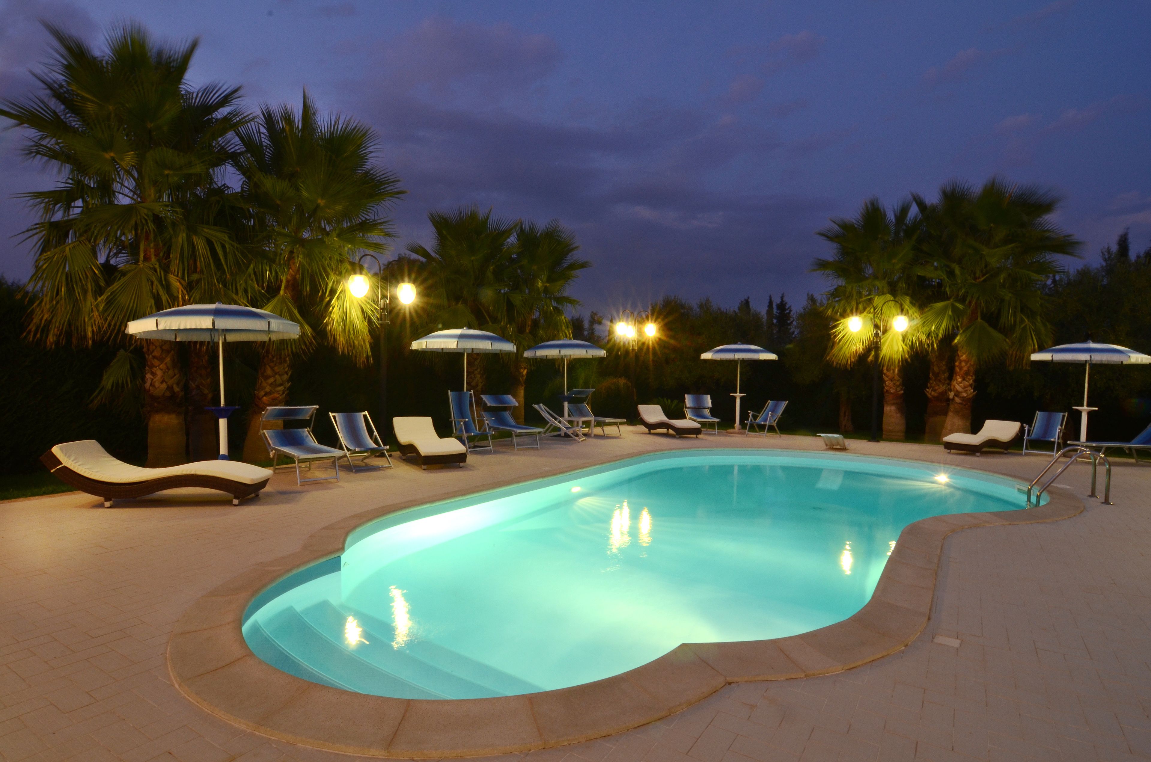 季節性室外游泳池，提供泳池遮陽傘和日光浴躺椅