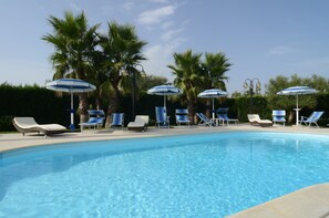 Seasonal outdoor pool, pool umbrellas, pool loungers - B&B Villa Vittoria (Maglie)