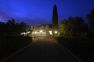 Fachada de la propiedad por la tarde o noche