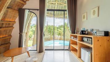 Bamboo Pool Villa | Gratis produkter i minibar, vÀrdeförvaringsskÄp pÄ rummet och skrivbord