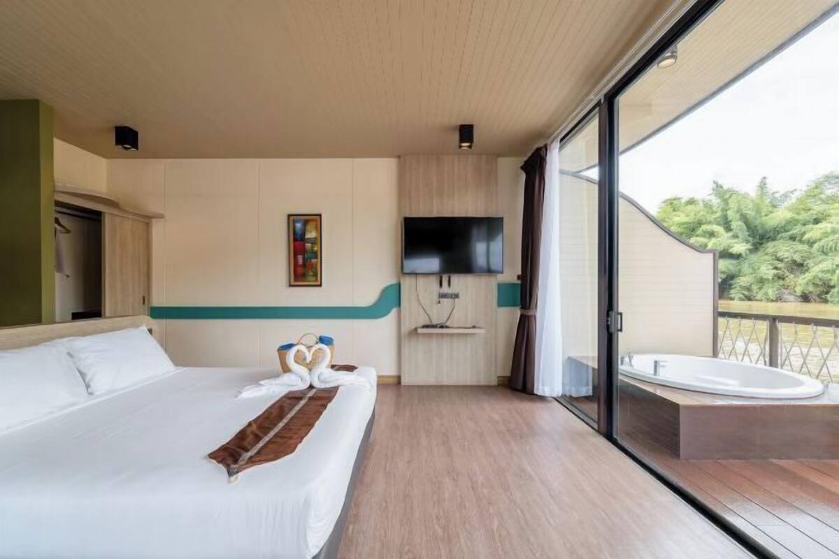 Free minibar, in-room safe, desk, free WiFi