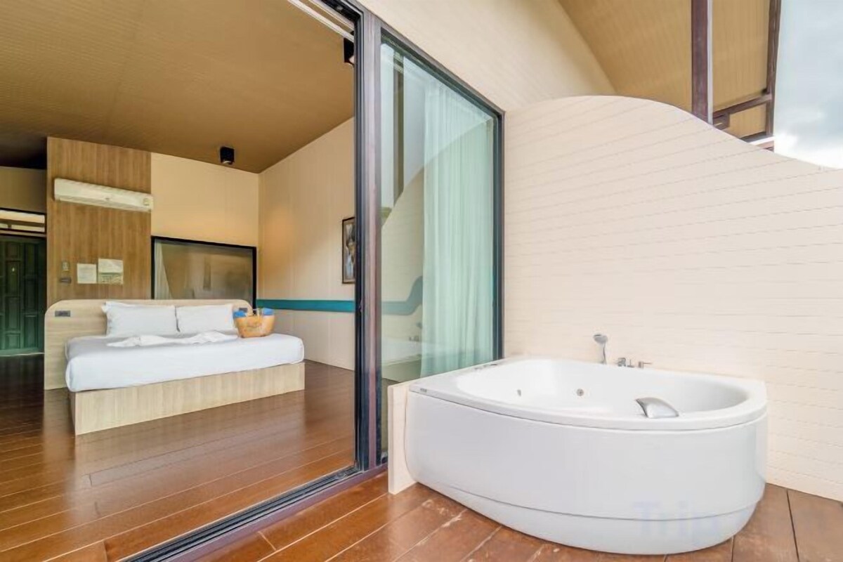 Minibar (free items), in-room safe, desk, WiFi (free)