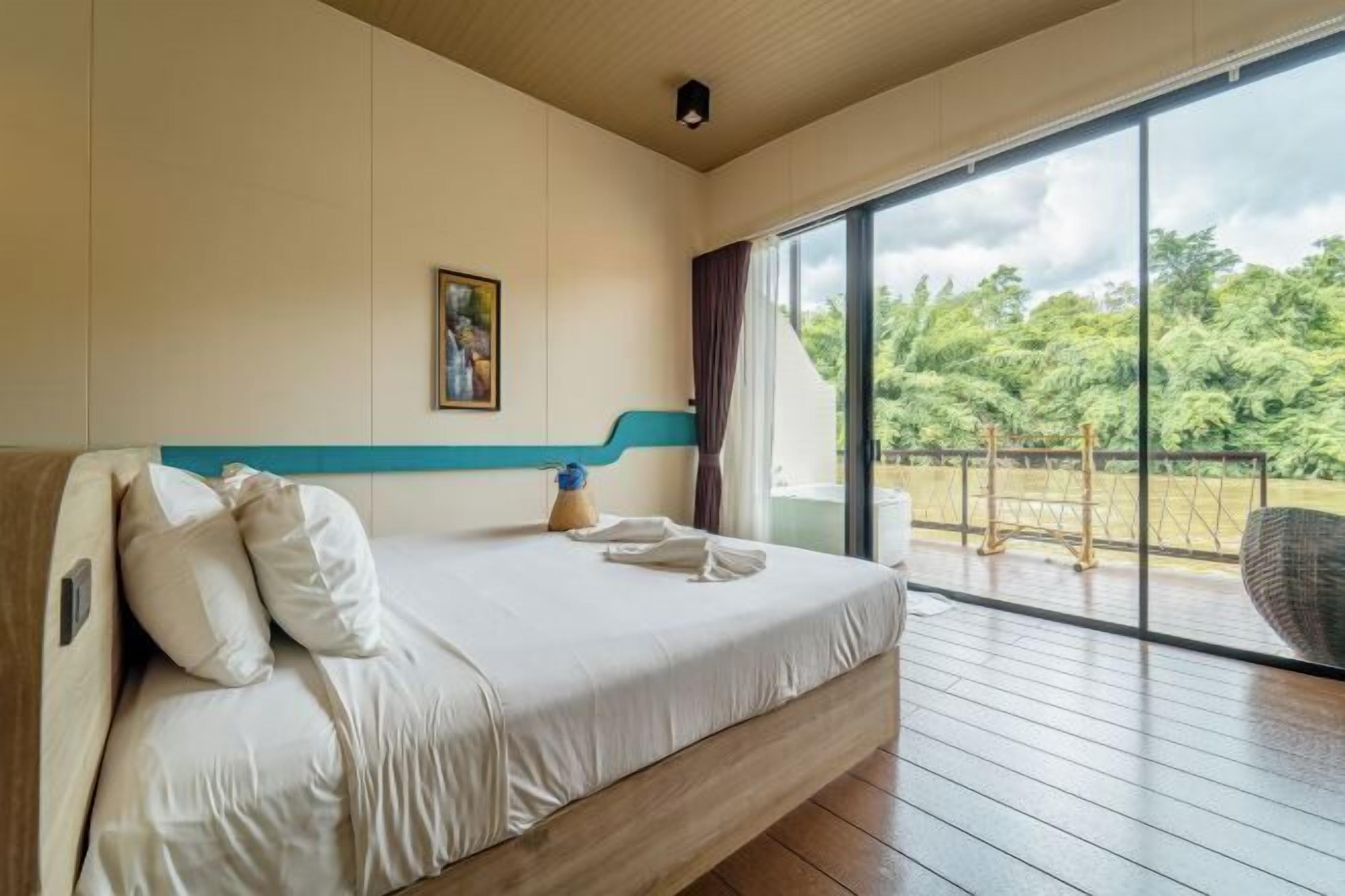 Free minibar, in-room safe, desk, free WiFi