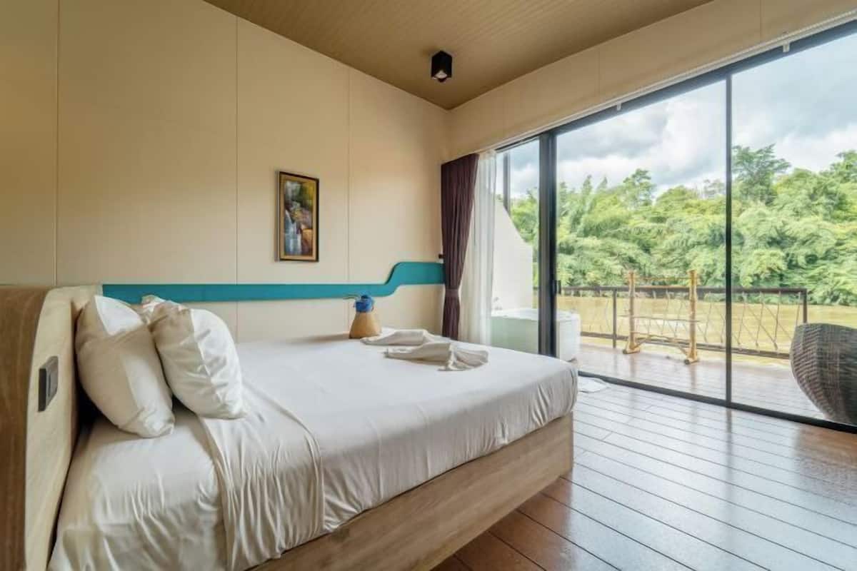 Free minibar, in-room safe, desk, free WiFi