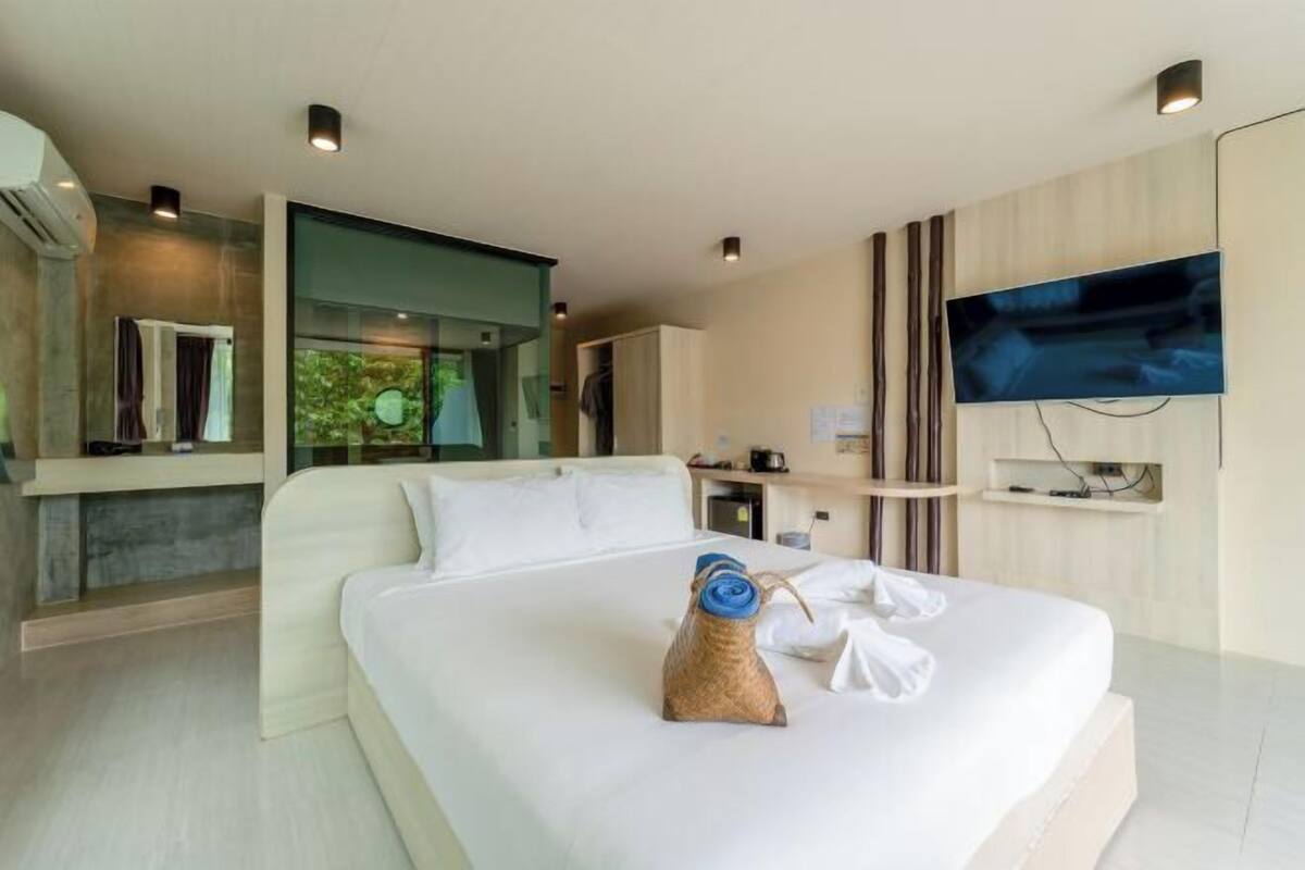 Free minibar, in-room safe, desk, free WiFi
