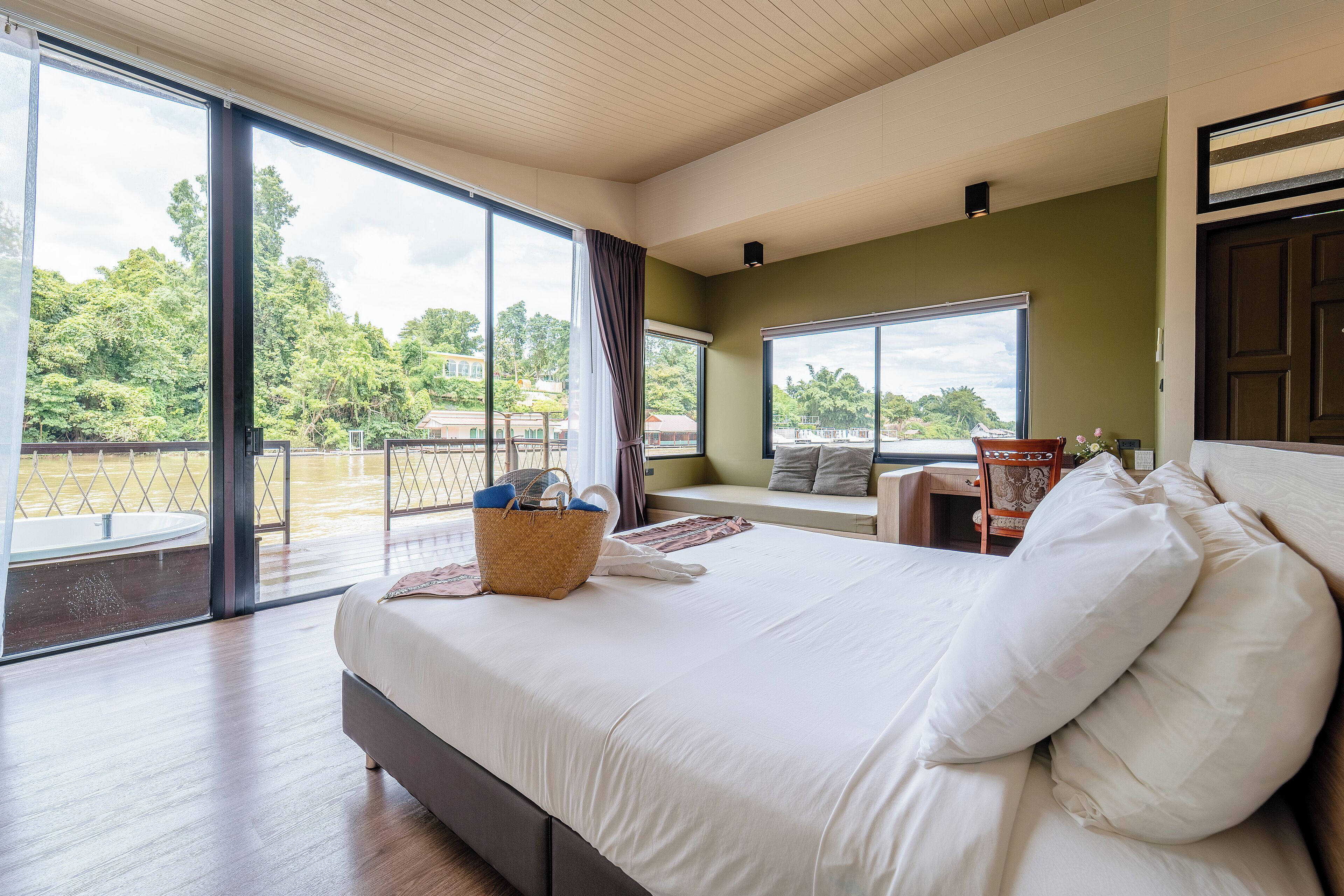 Grand Deluxe Raft Room | Free minibar, in-room safe, desk, free WiFi