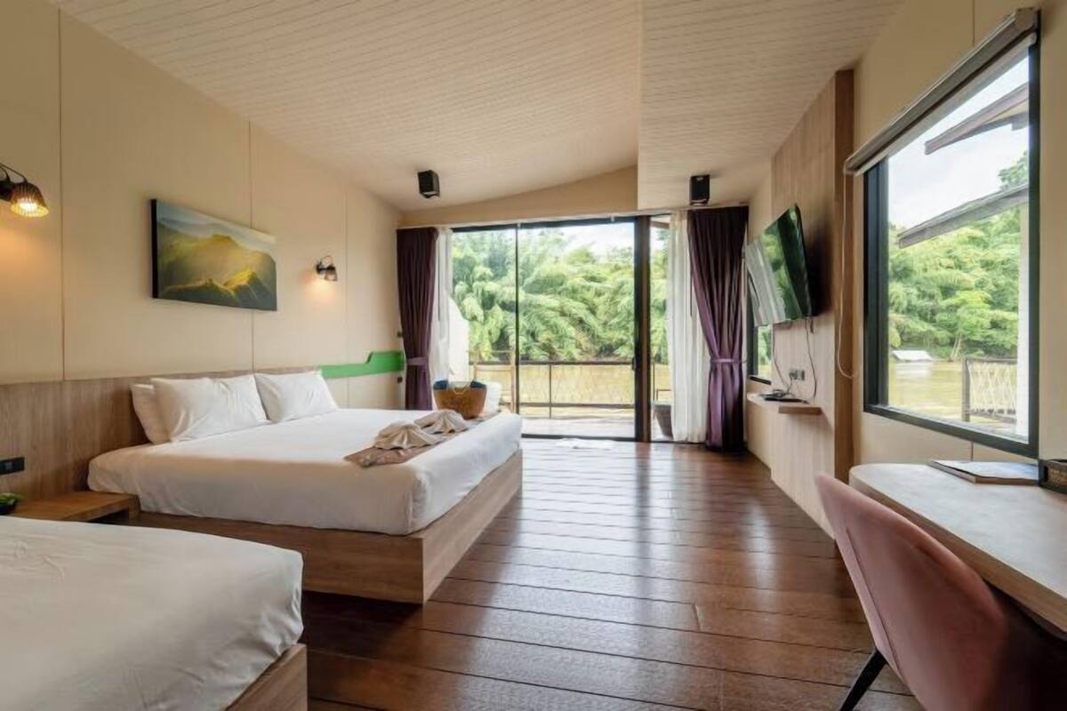 Free minibar, in-room safe, desk, free WiFi