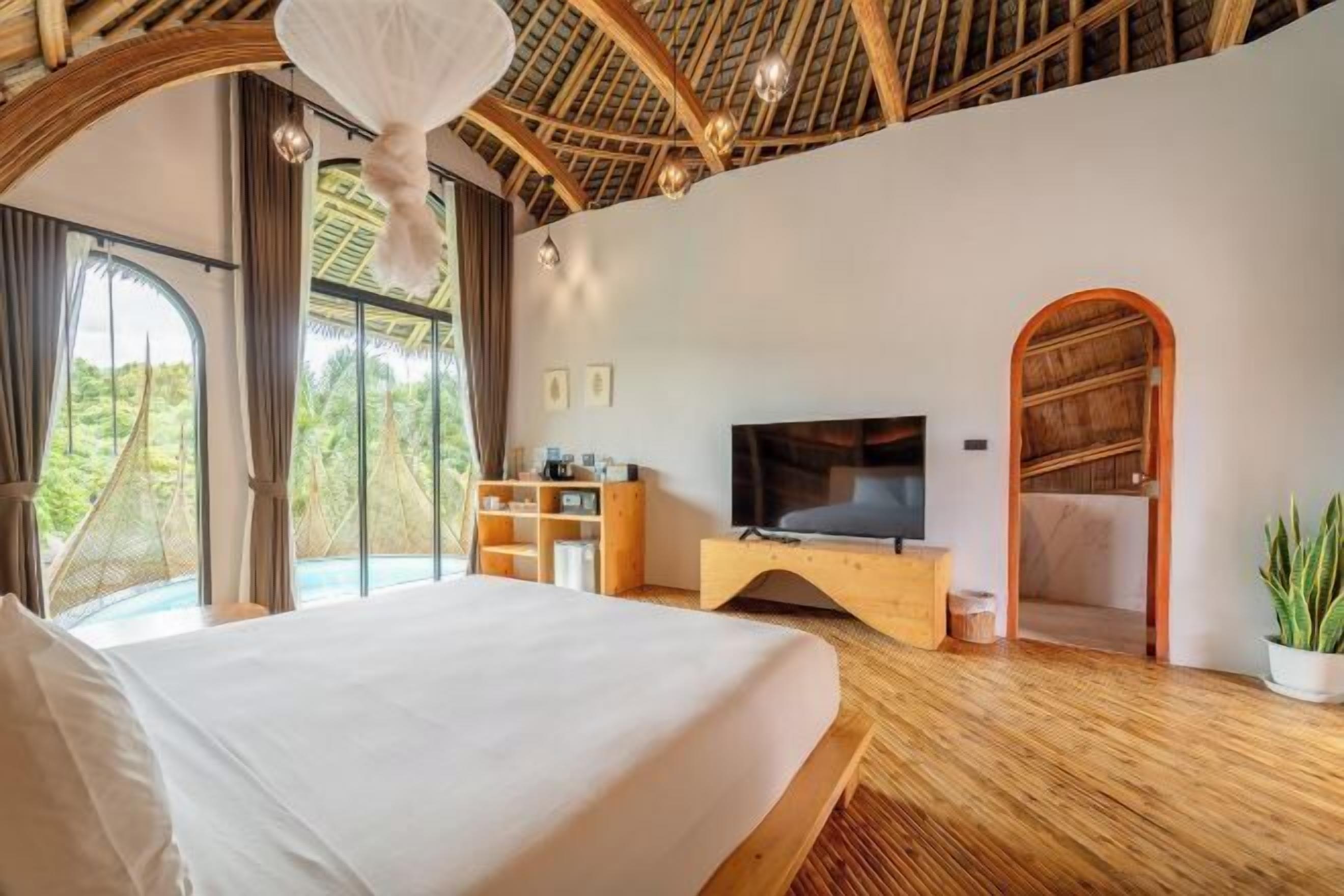 Free minibar, in-room safe, desk, free WiFi