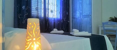 Habitación cuádruple | Escritorio, wifi gratis y ropa de cama