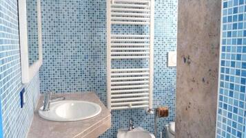 Quadruple Room, 2 Bedrooms, Ground Floor | Bathroom
