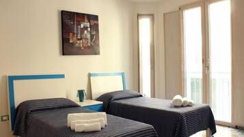 Tweepersoonskamer | Een minibar, een bureau, gratis wifi, beddengoed