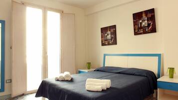 Driepersoonskamer | Een minibar, een bureau, gratis wifi, beddengoed