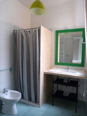 Douche, articles de toilette (gratuits), séchoir à cheveux, bidet