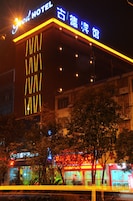 Fachada da propriedade à noite