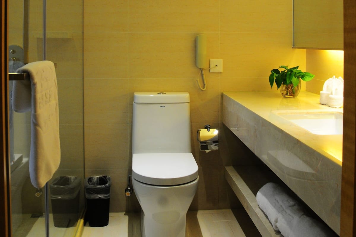 Een douche, gratis toiletartikelen, een haardroger, pantoffels