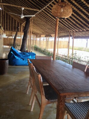 Biệt thự (Bamboo House) | Khu vực ăn uống tại phòng
