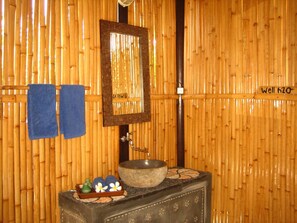 Signature Cottage (Shack 58) | Bathroom sink - Gili Shack 58 Bed & Breakfast (Gili Meno)
