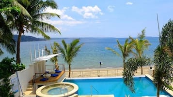 Hồ bơi ngoài trời, mở cửa từ 8:00 đến 22:00, ghế dài tắm nắng