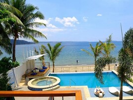 Una piscina al aire libre, sillones reclinables de piscina