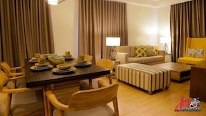 Suite – executive | Oppholdsområde | En 32-tommers Flatskjerm-TV med kabel-kanaler samt TV