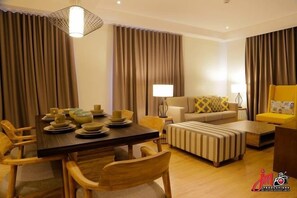 Suite – executive | Oppholdsområde | En 32-tommers Flatskjerm-TV med kabel-kanaler samt TV