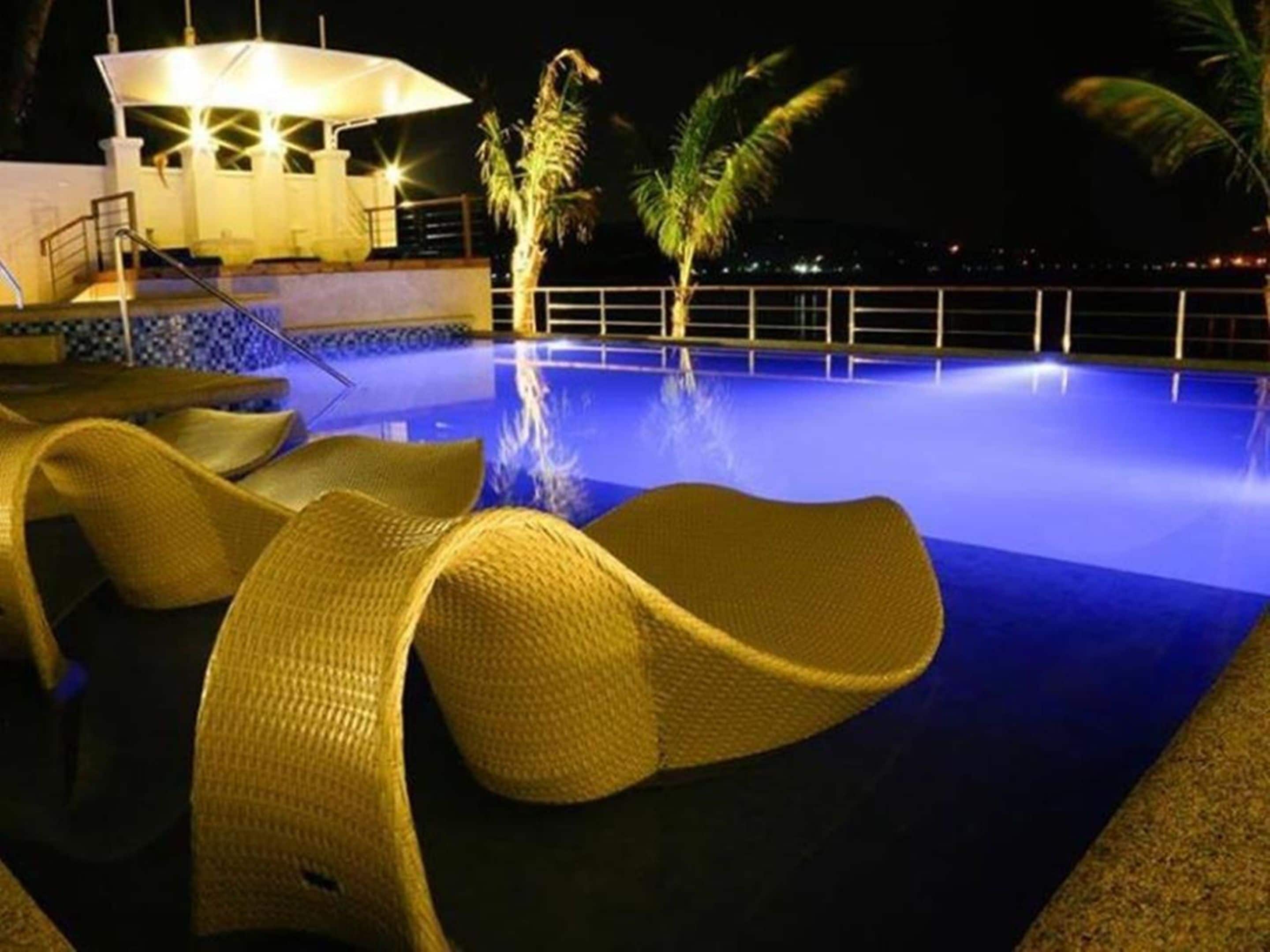 Outdoor pool, open 8 AM to 10 PM, pool loungers