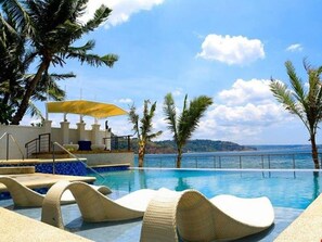 Outdoor pool, open 8 AM to 10 PM, sun loungers - iCove Beach Hotel (Olongapo)