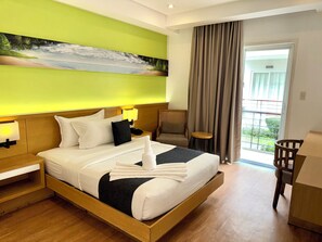 Rom – deluxe, 1 dobbeltseng | Safe på rommet, skrivebord, wi-fi (inkludert) og sengetøy