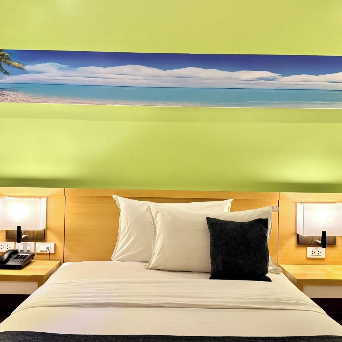 Deluxe Room, 1 Double Bed | In-room safe, desk, free WiFi, bed sheets