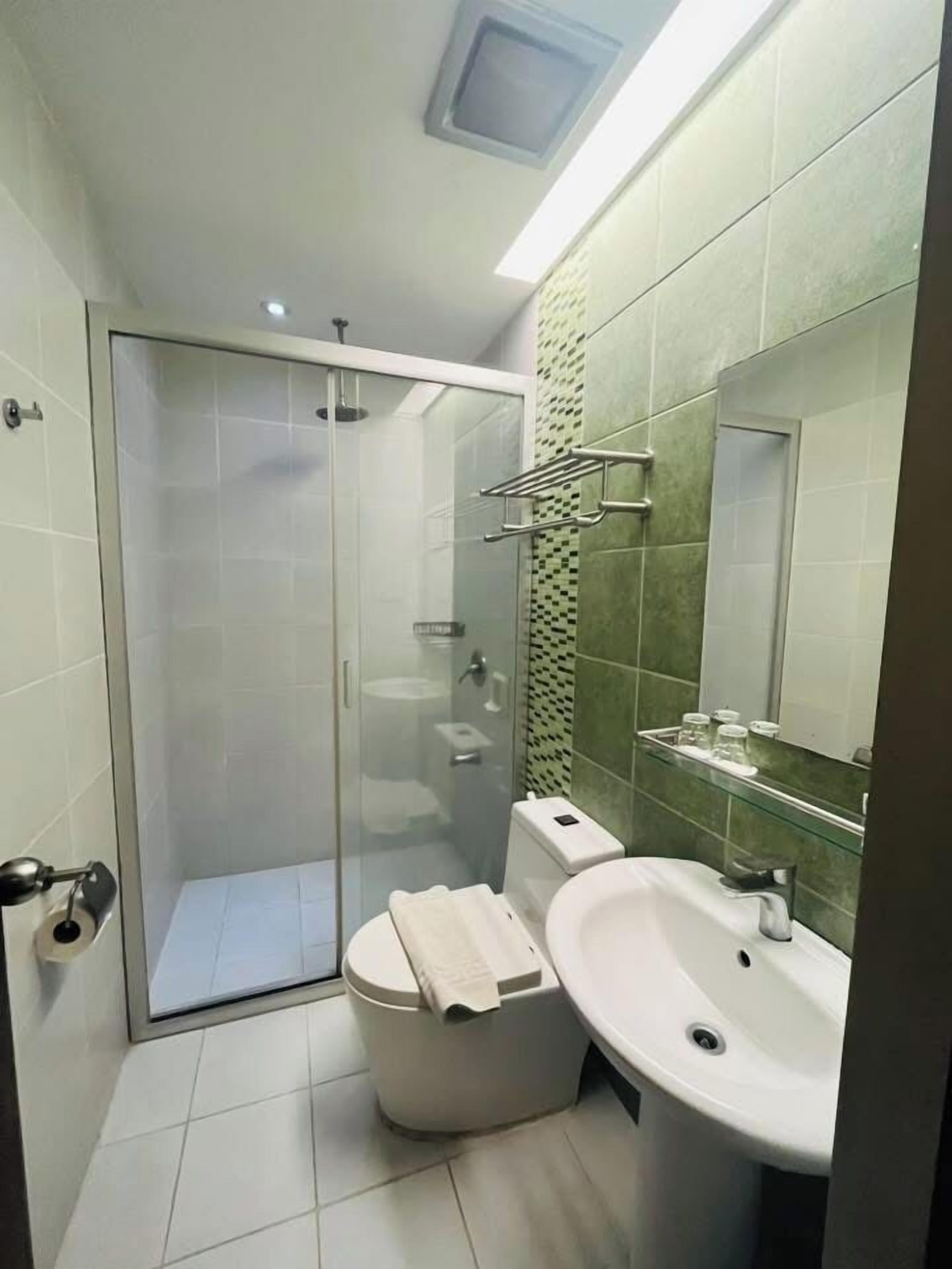 Dusj, toalettartikler (inkludert) og håndklær