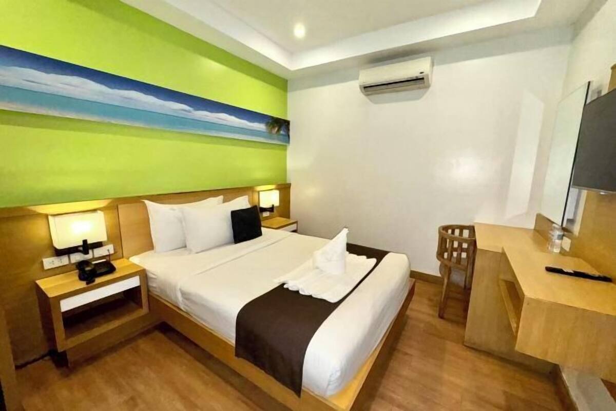 In-room safe, desk, WiFi (free), bed sheets