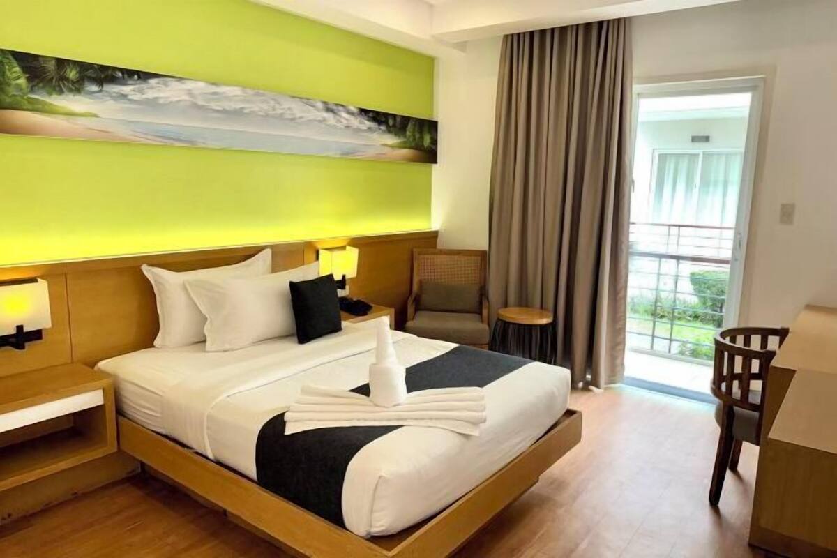 In-room safe, desk, WiFi (free), bed sheets