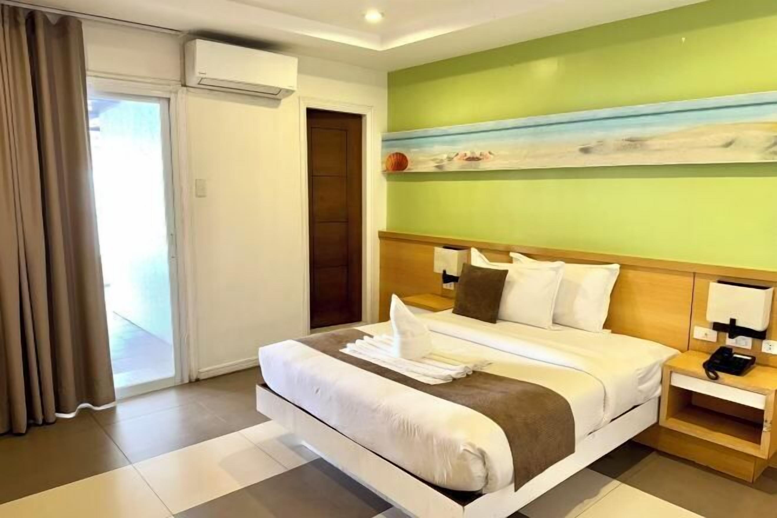 In-room safe, desk, free WiFi, bed sheets