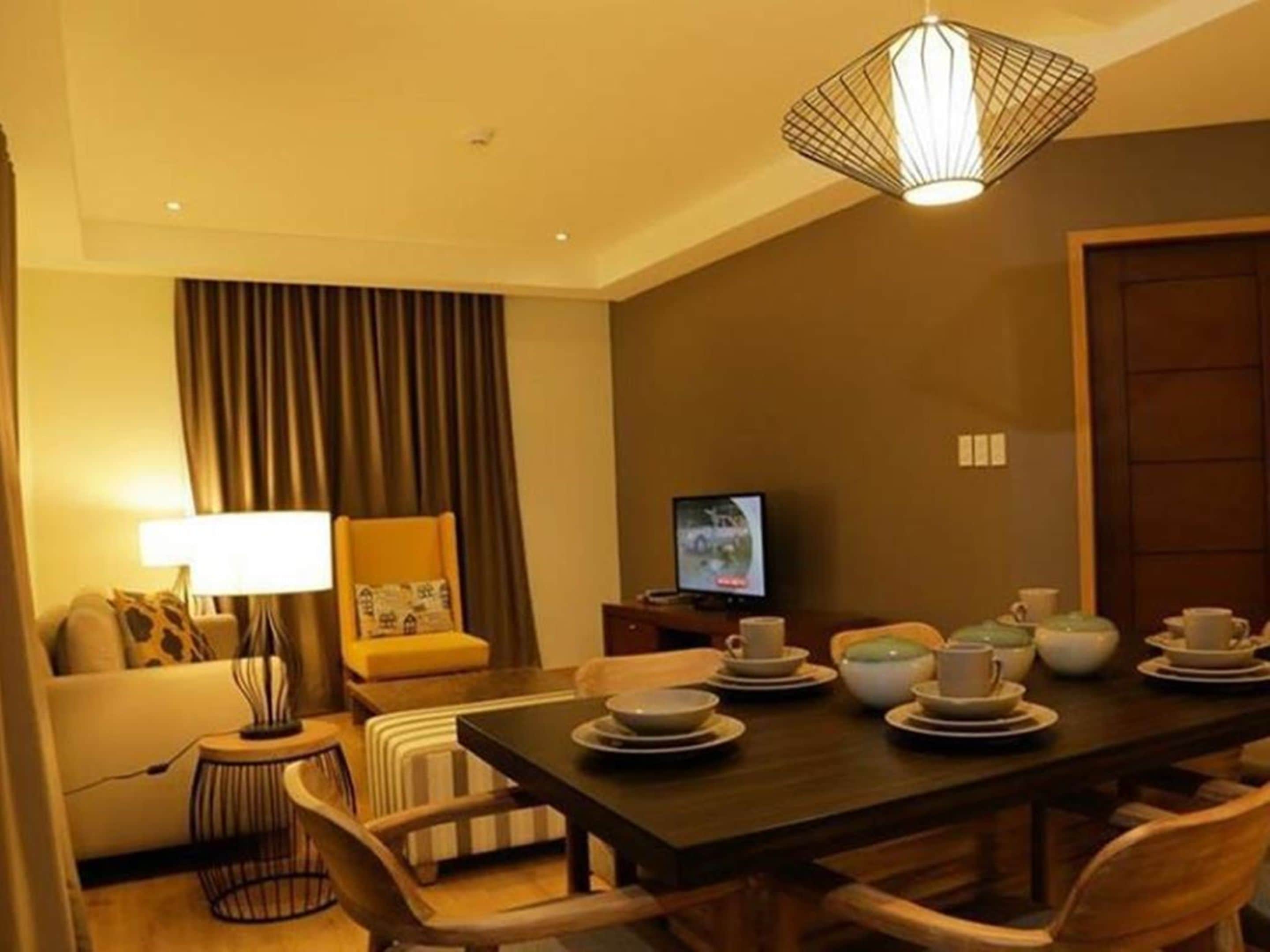 executive suite | living area | 32-inch flat-screen tv with cable channels, tv