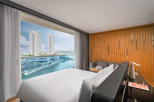 客房内保险箱、办公桌、笔记本电脑工作区、遮光窗帘