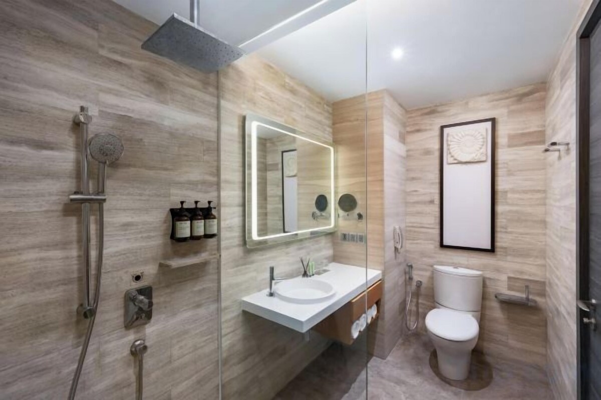 Baño | Bañera y ducha independientes y bañera profunda