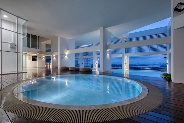 Kolam renang tertutup, kolam renang terbuka