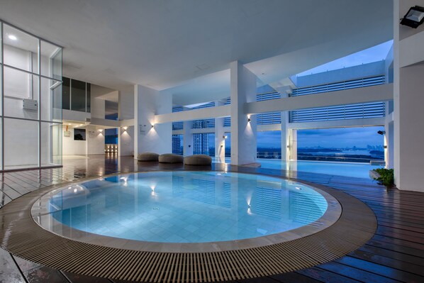 室內泳池、室外泳池