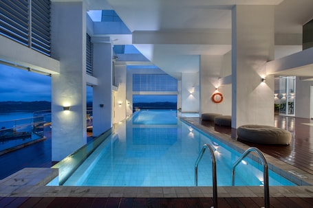 Una piscina techada, una piscina al aire libre. Fraser Place Puteri Harbour