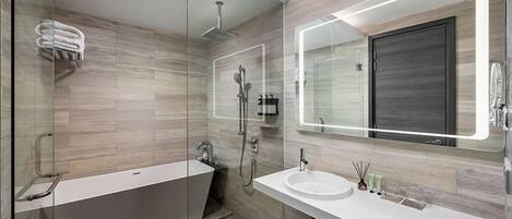 Un baño moderno con ducha envuelta en vidrio, una bañera independiente y un tocador con un espejo grande.