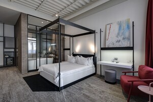 Wonderful with Freestanding Tub | Kaliteli yatak takımı, minibar, odada kasa, ayrı ayrı dekore edilmiş