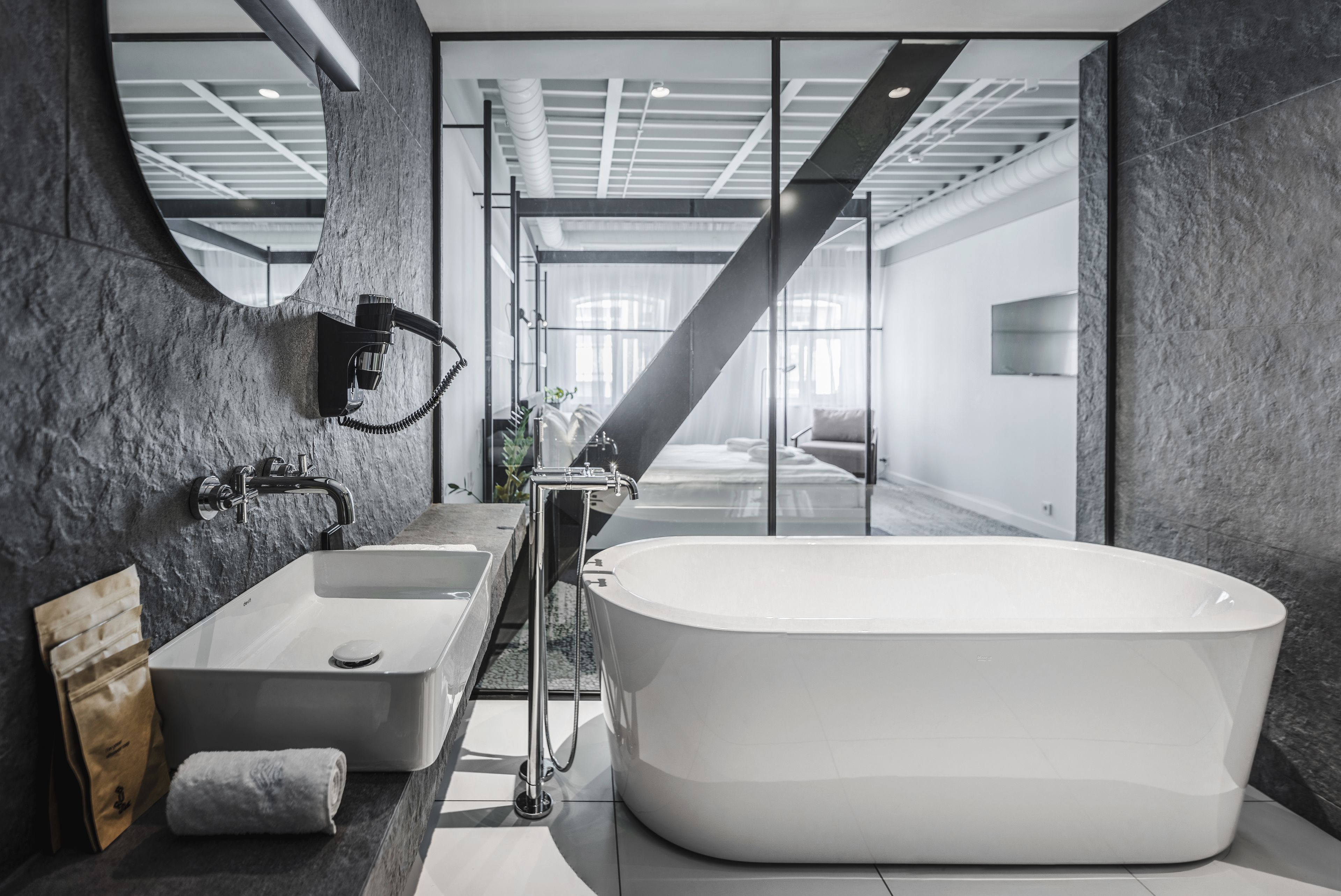 Wonderful with Freestanding Tub | 浴室 | 名牌洗护用品、吹风机、浴袍、拖鞋