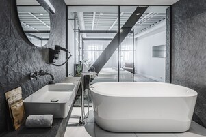 Wonderful with Freestanding Tub | Banyo | Lüks banyo/kozmetik ürünleri, saç kurutma makinesi, bornoz, terlik 