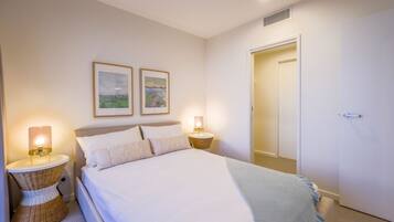 New Deshon, Designer 1 bedroom Apartment | 1 bedroom, blackout curtains, iron/ironing board, bed sheets